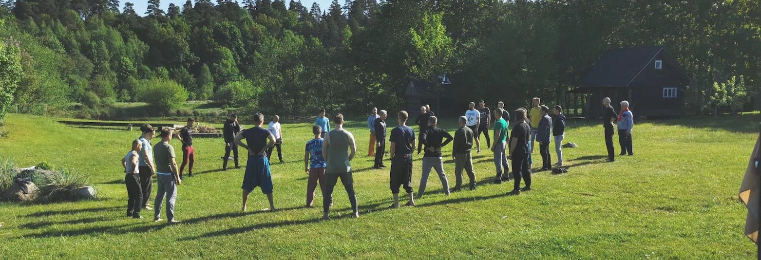 Tao Meilės stovykla VYRAMS | Savaitgalinėje stovykloje 2025m. rugsėjo 19-21d. būsite supažindinti su svarbiausiomis DAO meilės praktikomis, kurios aktualios tiek asmeniškai vyrams, tiek gyvenantiems poroje. Kaip susidraugauti su savo seksualine energija, kaip ją transformuoti į gyvybinę energiją, kaip turėti dar darnesnius santykius poroje (net jei atrodo, jog jie ir dabar puikūs), kaip susirasti savo antrąją pusę, paleisti negatyvias emocijas per meditacijas, įvaldyti energetines Qigong praktikas ir daug kitų klausimų bus atsakyta šiuose savaitgaliniuose mokymuose. Užsiėmimus ves pas kinų meistrą Manteką Čija sertifikuoti instruktoriai, dvylika metų gyvenantys kartu ir besidžiaugiantys meile: Edita Esenku ir Vytas Lu.