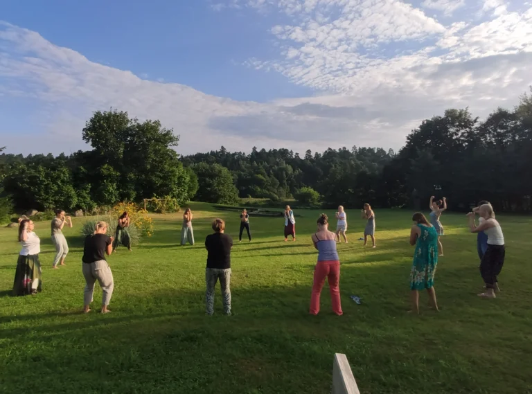 badavimo stovykla, sąmoningo badavymo stovykla, stovyklos, badavymas, badas, edita esenku, sveikata, sveikas kunas, Sąmoningai saugiai badauti su grupės palaikymu ir qigong praktikomis daug lengviau, nei namuose - kviečiame į organizmo valymo savaitgalį su nuostabių moterų kompanija ir didelę asmeninių badavimų ir stovyklų organizavimo patirtį turinčia DAO praktikų instruktore Edita Esenku. Badavimo stovyklos programa vyks Kaišiadorių raj., etnografinio stiliaus naujos statybos sodyboje (85km nuo Vilniaus ir 50km nuo Kauno) - jaukiame gamtos prieglobstyje, nuošaliai prie upės. Jūsų laukia fizinis, emocinis ir energetinis apsivalymas, organizmo restartas, apsivaliusios mintys ir sustiprėjusi valia po stovyklos tęsti protarpinį nevalgymą derinant su sveikesne mityba. Skirti laiko sau, ne tik šeimai - itin svarbus aspektas, kuris padeda moteriai atsinaujinti ir sužydėti.