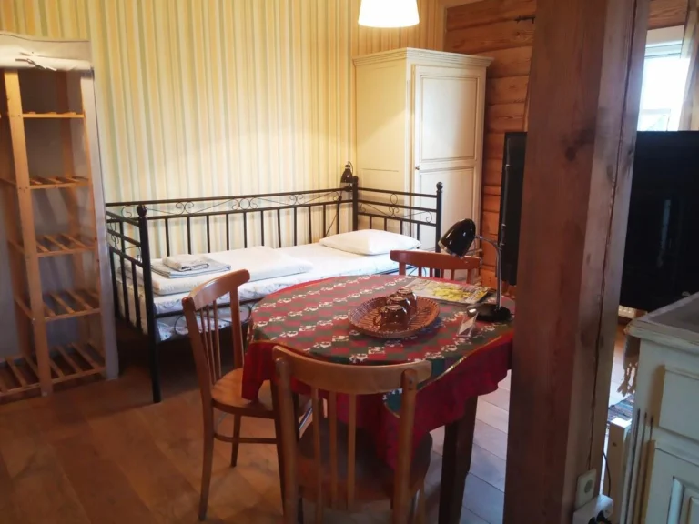 atsiliepimas badavimo stovykla, sąmoningo badavymo stovykla, stovyklos, badavymas, badas, edita esenku, sveikata, sveikas kunas, Sąmoningai saugiai badauti su grupės palaikymu ir qigong praktikomis daug lengviau, nei namuose - kviečiame į organizmo valymo savaitgalį su nuostabių moterų kompanija ir didelę asmeninių badavimų ir stovyklų organizavimo patirtį turinčia DAO praktikų instruktore Edita Esenku. Badavimo stovyklos programa vyks Kaišiadorių raj., etnografinio stiliaus naujos statybos sodyboje (85km nuo Vilniaus ir 50km nuo Kauno) - jaukiame gamtos prieglobstyje, nuošaliai prie upės. Jūsų laukia fizinis, emocinis ir energetinis apsivalymas, organizmo restartas, apsivaliusios mintys ir sustiprėjusi valia po stovyklos tęsti protarpinį nevalgymą derinant su sveikesne mityba. Skirti laiko sau, ne tik šeimai - itin svarbus aspektas, kuris padeda moteriai atsinaujinti ir sužydėti.